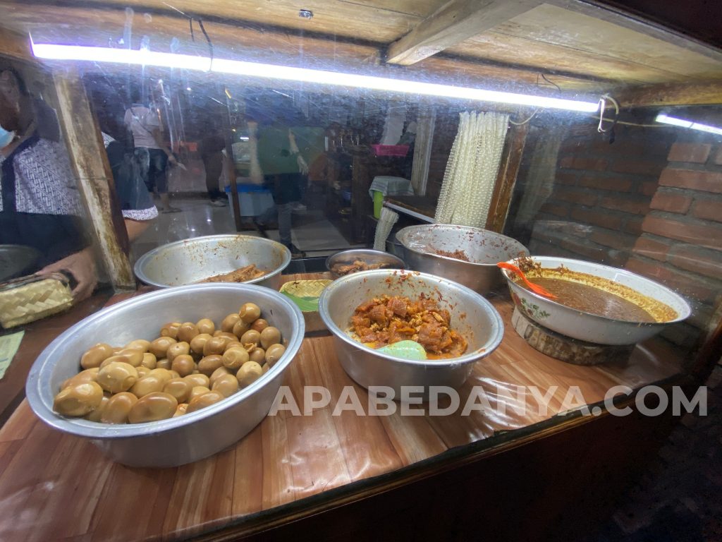 DAFTAR LENGKAP MENU GUDEG YU DJUM YOGYAKARTA BESERTA HARGANYA TERBARU 2021 yudichu apabedanyacom gudeg krecek ayam