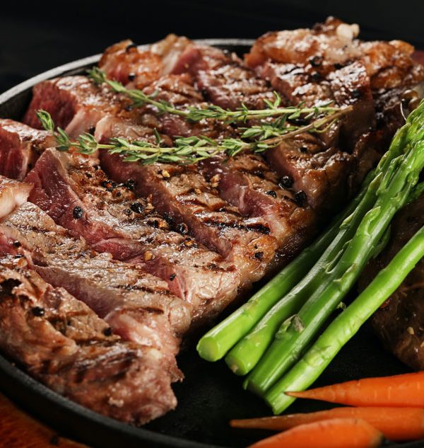 Apabedanya.com - Dalam dunia kuliner, daging menjadi salah satu bahan makanan yang paling sering digunakan. Dalam memasak daging steak, tingkat kematangan yang tepat sangat penting untuk mencapai hasil yang lezat dan aman untuk dikonsumsi. Berikut ini adalah beberapa jenis tingkat kematangan daging steak yang perlu kamu ketahui. Jangan sampai salah masak atau salah pesan ya! Daftar Tingkat Kematangan Daging Steak, Mana yang Jadi Favoritmu? Rare (Mentah) Tingkat kematangan "rare" merujuk pada daging yang dimasak dengan cepat sehingga bagian dalamnya masih berwarna merah muda dan memiliki tekstur yang lembut. Daging yang dimasak pada tingkat kematangan ini biasanya masih mentah di bagian tengahnya. Metode memasak yang umum digunakan untuk mencapai tingkat kematangan ini adalah dengan melakukan pemanggangan cepat pada suhu tinggi atau dengan menggunakan teknik sous vide. Biasanya, daging sapi yang sangat segar dan berkualitas tinggi cocok untuk dimasak dengan tingkat kematangan ini. Medium Rare (Setengah Matang) Berikutnya ada tingkat kematangan "medium rare" menghasilkan daging yang memiliki bagian dalam yang berwarna merah muda dengan sebagian kecil bagian tengah yang sedikit lebih gelap. Daging pada tingkat kematangan ini masih memiliki kelembutan yang cukup tinggi. Untuk mencapai tingkat kematangan ini, kamu dapat memasak daging dengan pemanggangan yang lebih lama dibandingkan dengan tingkat kematangan "rare". Jangan lupa untuk memperhatikan suhu dan waktu memasak agar daging tidak terlalu matang. Medium (Setengah Matang) Selanjutnya tingkat kematangan "medium" menghasilkan daging yang lebih matang dibandingkan dengan tingkat kematangan "medium rare". Bagian dalam daging akan memiliki warna merah cerah dengan sebagian kecil bagian tengah yang sedikit merah muda. Daging pada tingkat kematangan ini memiliki sedikit kehilangan kelembutan dan kelembutan. Untuk mencapai tingkat kematangan ini, daging perlu dimasak dengan waktu dan suhu yang lebih tinggi dibandingkan dengan tingkat kematangan sebelumnya. Medium Well (Setengah Matang dengan Sisik) Nah tingkat kematangan "medium well" menghasilkan daging yang hampir matang secara keseluruhan dengan sedikit jejak warna merah muda pada bagian dalamnya. Daging pada tingkat kematangan ini kehilangan sebagian besar kelembutan dan kelembutannya, tetapi masih bisa tetap lezat jika dipersiapkan dengan benar. Untuk mencapai tingkat kematangan ini, daging perlu dimasak lebih lama pada suhu yang sedang hingga tinggi. Well Done (Matang Sempurna) Terakhir nih tingkat kematangan "well done" menghasilkan daging yang matang sepenuhnya dengan tidak ada jejak warna merah muda sama sekali. Daging pada tingkat kematangan ini memiliki tekstur yang lebih padat dan cenderung kering. Untuk mencapai tingkat kematangan ini, daging perlu dimasak lebih lama pada suhu yang lebih rendah atau melalui metode memasak seperti pemanggangan lambat. Penting untuk diingat bahwa daging yang dimasak hingga tingkat kematangan ini dapat kehilangan sebagian besar kelembutan dan kelembutannya. Memahami tingkat kematangan pada daging penting untuk memastikan bahwa kamu memasaknya sesuai dengan preferensi pribadi dan kebutuhan keamanan pangan. Selalu periksa panduan suhu dan waktu yang direkomendasikan untuk jenis daging yang kamu gunakan. Ingatlah bahwa tingkat kematangan yang tepat dapat membuat daging kamu menjadi hidangan yang lezat dan memuaskan. MENU REKOMENDASI STEAK HOTEL BY HOLYCOW WAJIB COBA! Malas masak daging steak-nya? Mending langsung makan di restoran aja ya! Nah kamu bisa nih mampir ke Steak Hotel by Holycow, restoran yang menyajikan beragam menu daging steak, lokasinya sudah ada di kota Jakarta, Tangerang, Depok, Bandung, Semarang, bahkan Pekanbaru. “Tapi bingung pesen apaaaaaaaaaa?” Jangan bingung lagi, sini sini dibimbing. Ada banyak menu rekomendasi di Steak Hotel by Holycow. Kalau kamu suka kelembutan daging, bisa banget nih cobain best seller mereka yaitu wagyu steak, mulai dari wagyu sirloin, wagyu rib eye, dan wagyu tenderloin. Coba lihat tampilannya di daftar menu, menggiurkan banget kan! “Aduh mahal-mahal” Ih jangan khawatir, di Steak Hotel by Holycow ada paket hemat namanya paket Gemas, ada Holycow’s tenderloin steak sudah termasuk Nestea, terus ada Holycow’s special steak dan include Nestea. Nah untuk yang minumannya Coca Cola ada Holysteak 400gr dan Holychicken juga. Nah sekarang gak bingung lagi kan mau memesan yang mana di Steak Hotel by Holycow. Coba tulis di kolom komentar mana tingkat kematangan daging steak favoritmu dan menu mana yang pengen banget kamu cobain pas datang ke Steak Hotel by Holycow! BACA JUGA: APA BEDANYA TENDERLOIN, SIRLOIN, DAN RIB EYE PADA DAGING SAPI