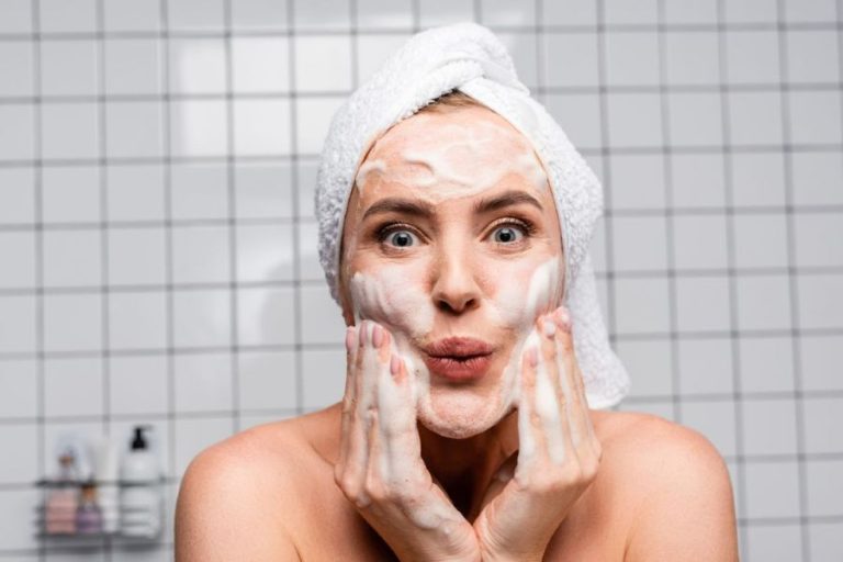 Apa Bedanya Facial Wash dengan Facial Foam? - Apabedanya.com