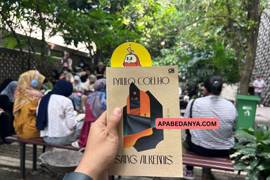 Review Buku Sang Alkemis karya Paulo Coelho, Perjalanan Mencari Harta Karun YUDICHU APABEDANYACOM BUKU THE ALCHEMIST