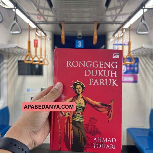 Review Buku Ronggeng Dukuh Paruk Karya Ahmad Tohari REVIEW BUKU YUDICHU TRI WAHYUDI