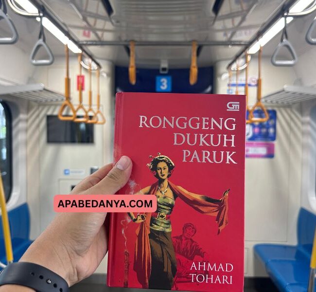 Review Buku Ronggeng Dukuh Paruk Karya Ahmad Tohari REVIEW BUKU YUDICHU TRI WAHYUDI