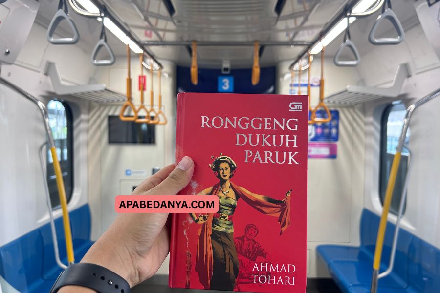 Review Buku Ronggeng Dukuh Paruk Karya Ahmad Tohari REVIEW BUKU YUDICHU TRI WAHYUDI
