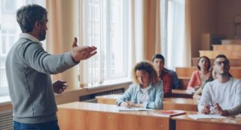 Kenapa Harus Belajar Bahasa Inggris? Ini Manfaatnya untuk Kehidupan Kamu ican learning center yudichu tri wahyudi 1.